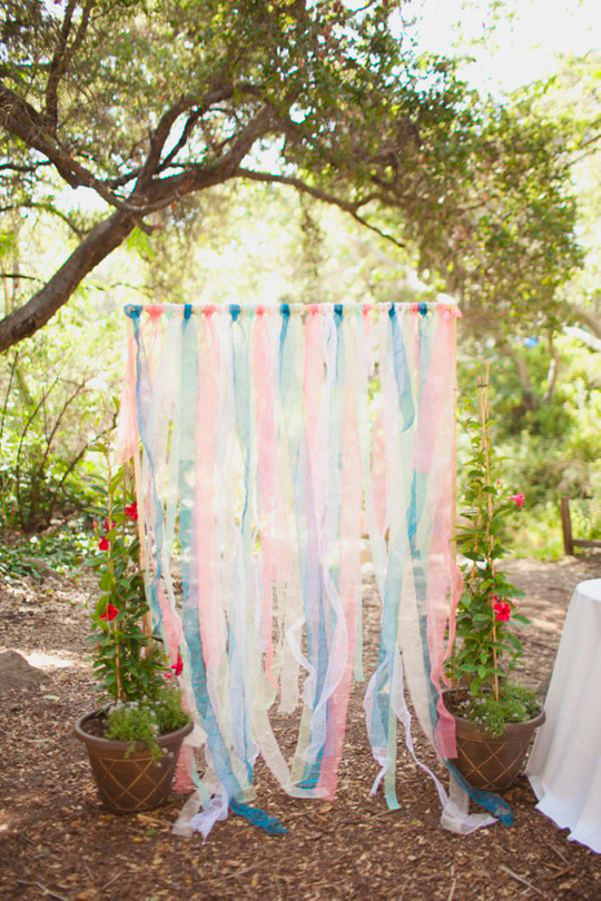 9 Sweet Ceremony Backdrops for Outdoor Weddings