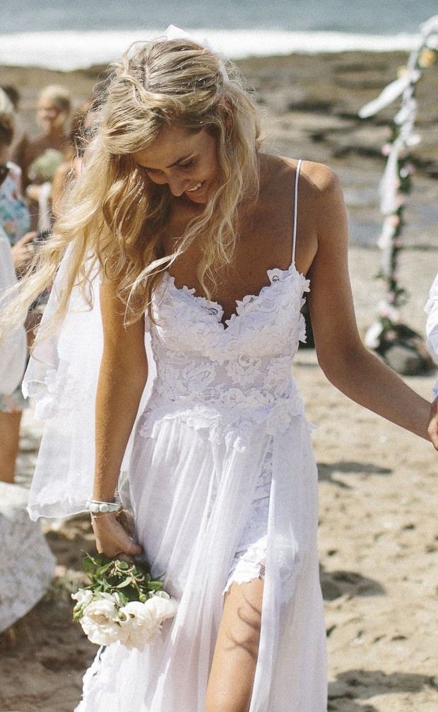20 Breathtaking Beach Destination Wedding Dresses Weddingsonline Hollie Grace Loves Lace Destination Beach Wedding Dresses