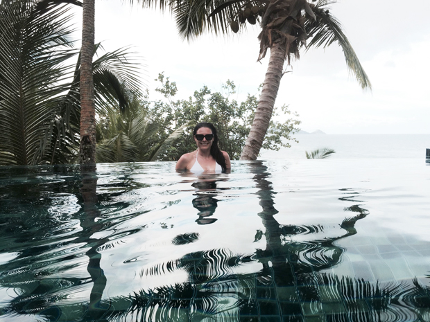 lisa-cannon-infinity-pool-seychelle-honeymoon