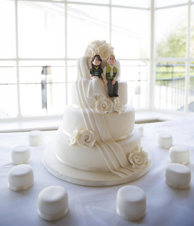 julie-cummins-real-wedding_white_rose_wedding_Cake