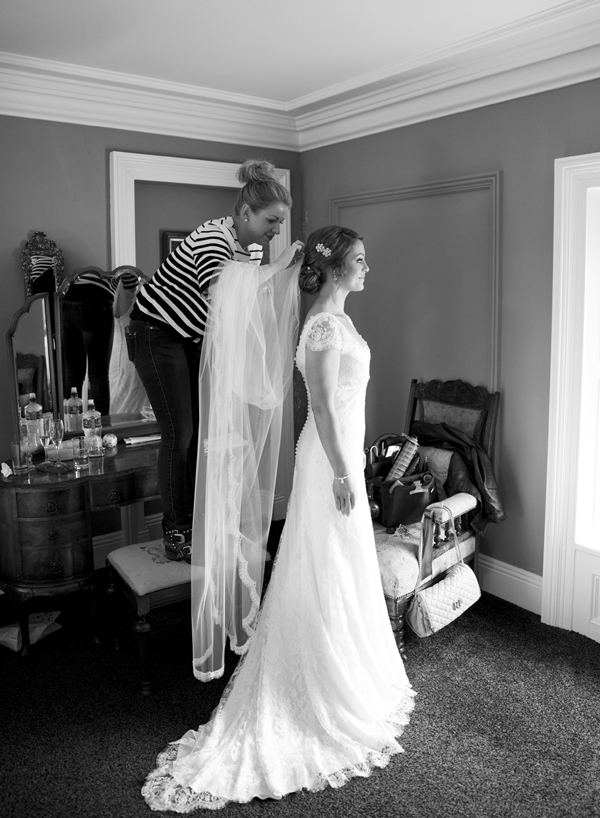 dressing the bride morning wedding
