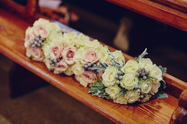 35-silver-cream-winter-wedding-bouquets-berries