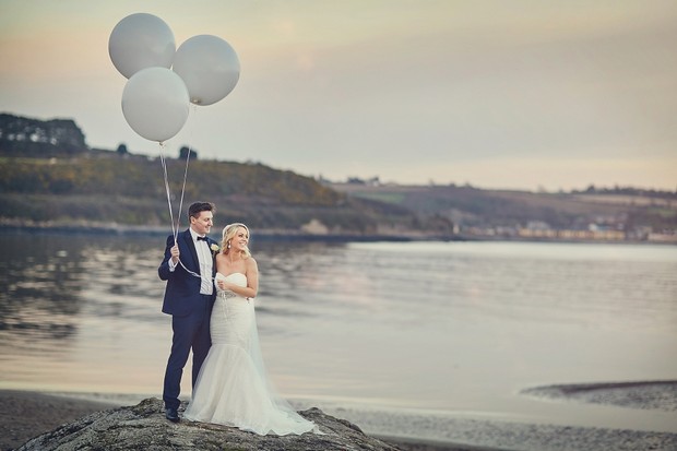 43-giant-balloons-grey-winter-wedding