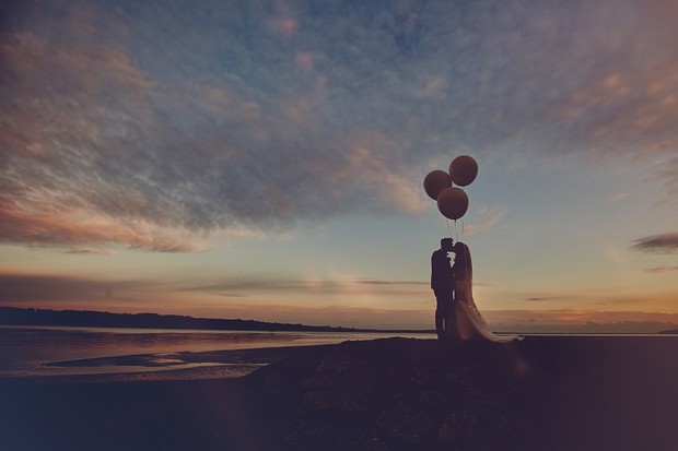 47-oversized-balloons-wedding-sunset