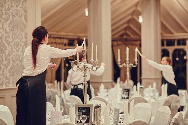 55-wedding-hotel-staff-lighting-candles