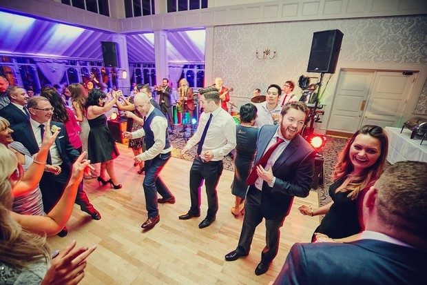 68-wedding-guests-dancing