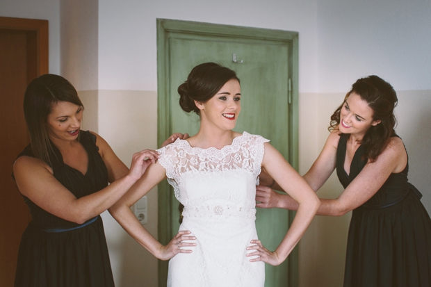 bride-with-bridesmaids-in-green-dresses