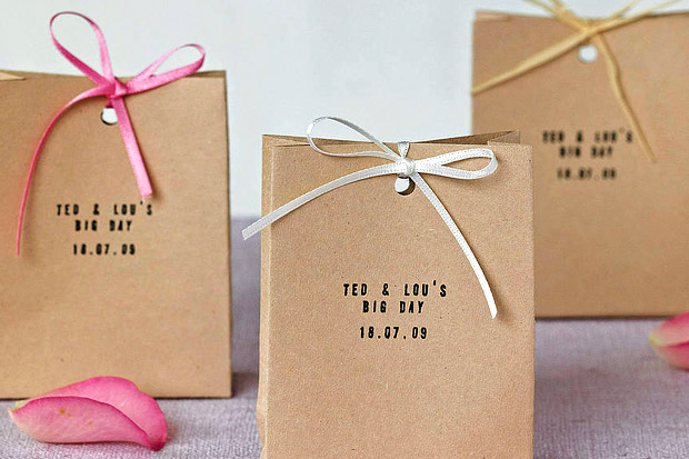 3 Super Easy Cute Diy Wedding Favour Bags Weddingsonline What Diy Magic Can You Do With A Simple Brown Paper Bag Plenty Don T Have To Be Craft Queen Turn Something So Plain Into Fun Little Container