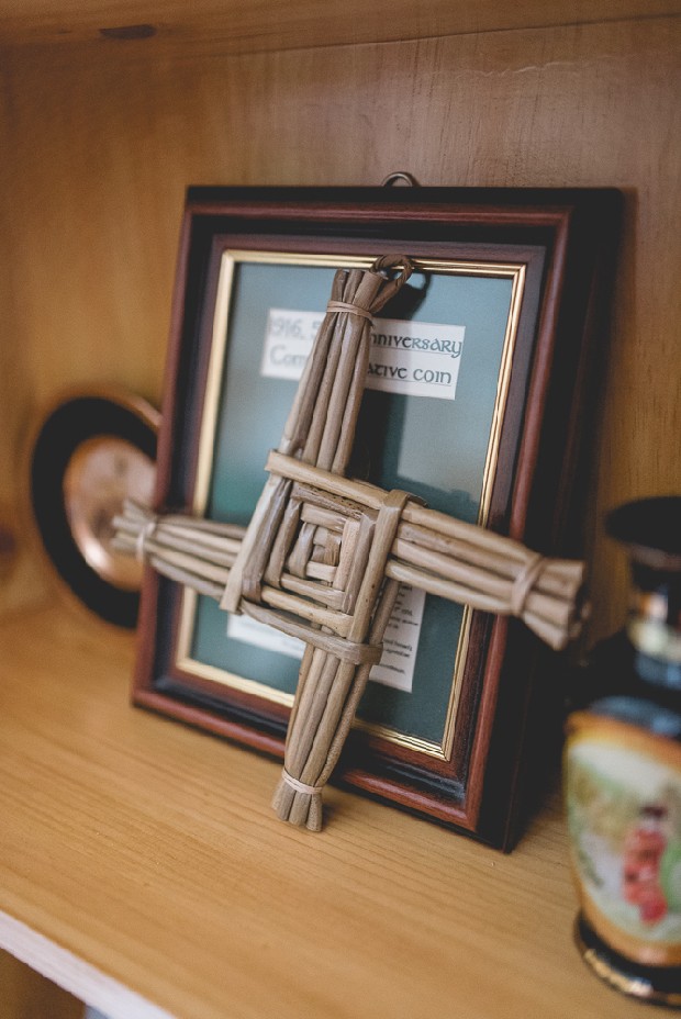 17-irish-wedding-home-st-brigits-cross