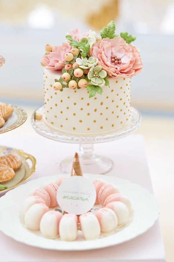 cream-and-gold-spot-one-tier-wedding-cake
