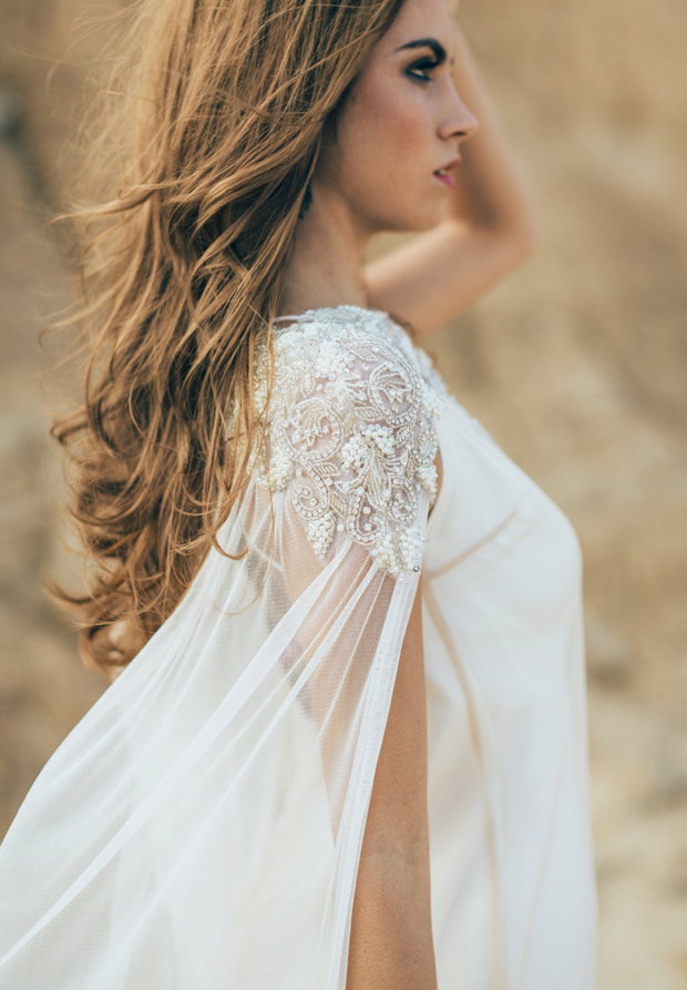 tulle-embellished-cape-brides-2015-2016
