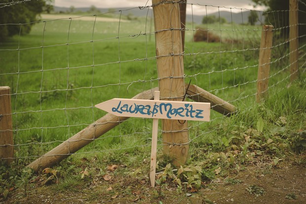 diy-paint-wedding-direction-sign-rustic-couples-names