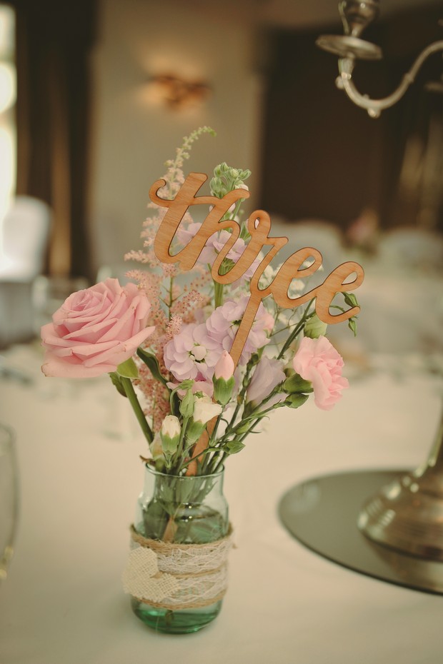 pretty-table-numbers-ideas-worded-sign-gold-pink-country-style