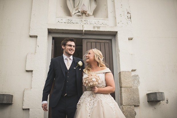 wedding-guess-outside-church (3)