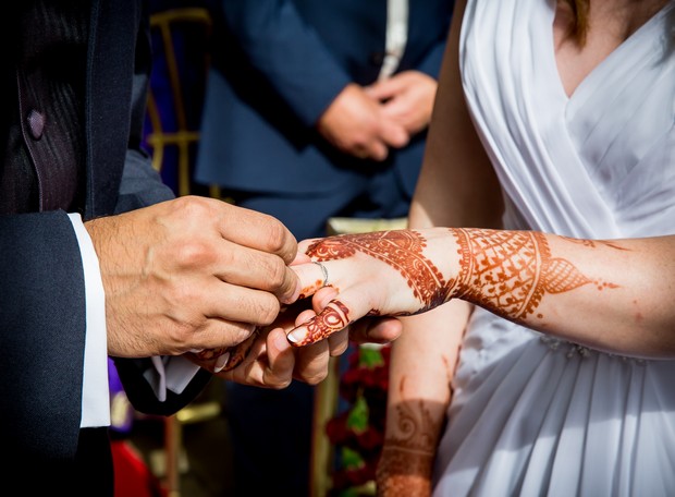 bride-with-henna-tattoo-hands-exchanging-rings (2)