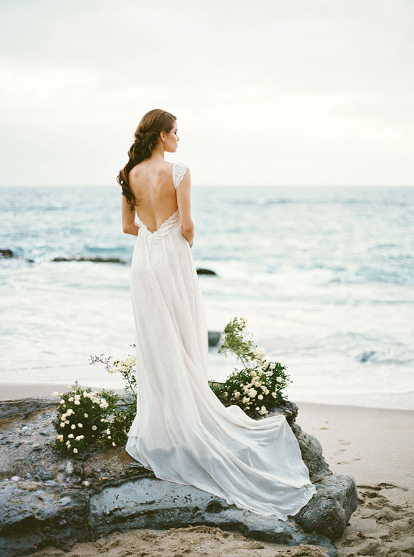 Ruffled - photo by http://www.aprylann.com/ - http://ruffledblog.com/coastal-bride-wedding-editorial