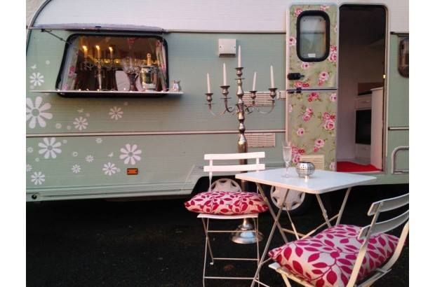 vintage-vanp-70s-caravan-wedding