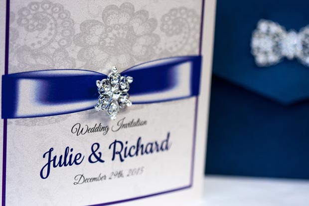 winter-wedding-theme-wedding-invitation-on-silver-pond