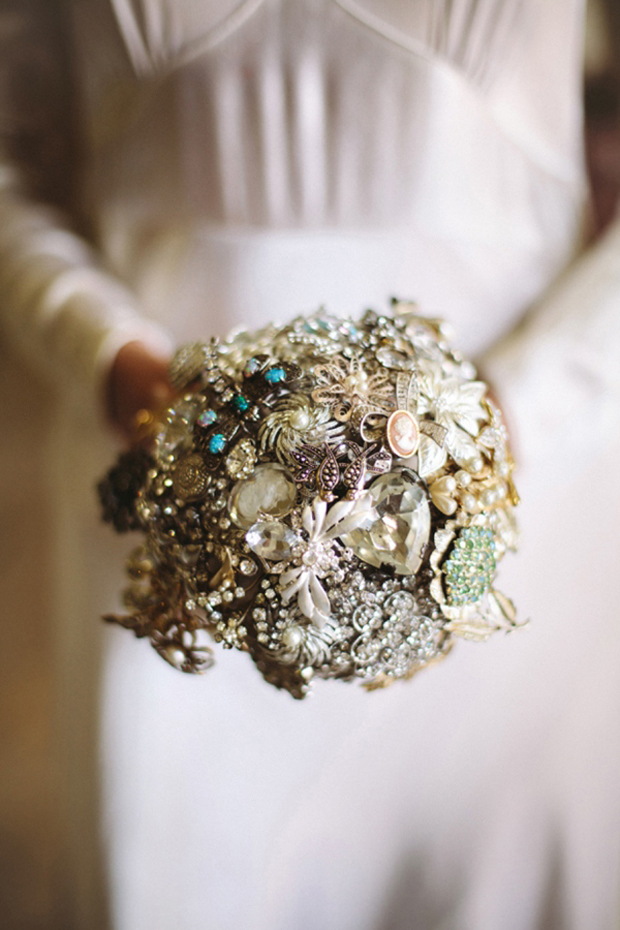 elegant-vintage-brooch-bouquet