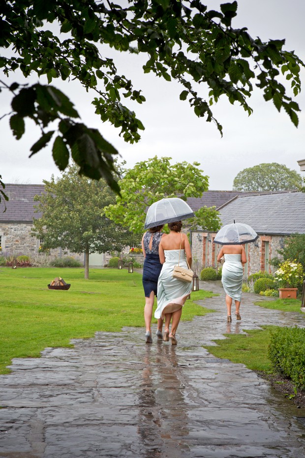 23_Rainy_Day_Wedding_Photography_Guests (1)