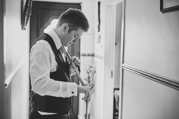 12-groom-tying-tye-wedding-morning-home