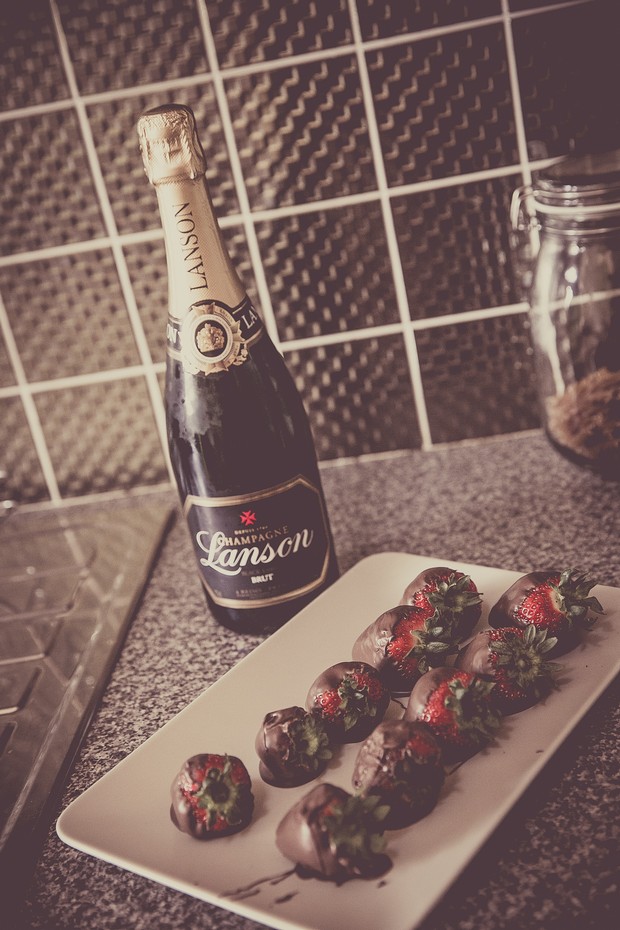 1_champagne_chocolate_covered_strawberries