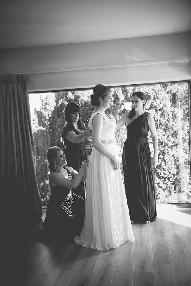 10-bridesmaids-helping-bride-with-dress