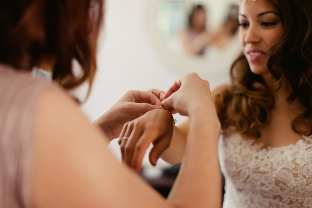 20-putting-bracelet-jewellery-on-bride