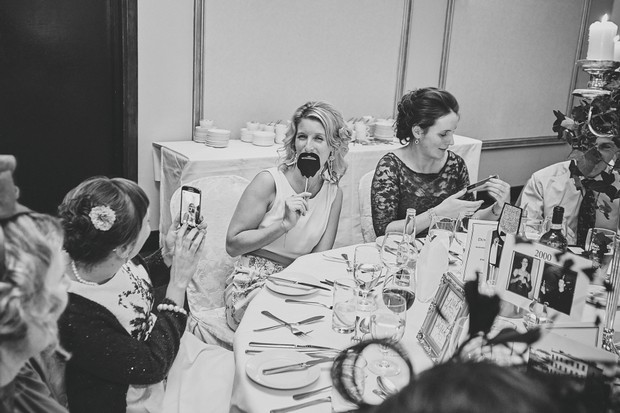 42-wedding-guests-with-fun-photo-props