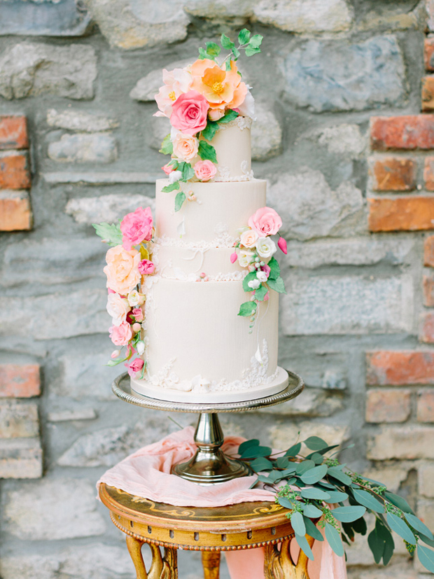 cupcakes-and-counting2-flower-adorned-wedding-cake