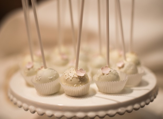 Neutral-Wedding-Palette-White-Dessert-table-candy (3)