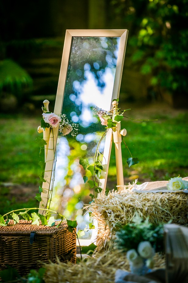 real-wedding-decor-mirror-outdoor-summer-weddingsonline