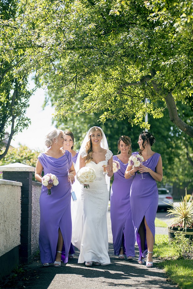 bride-with-bridesmaids-in-lavender-dresses