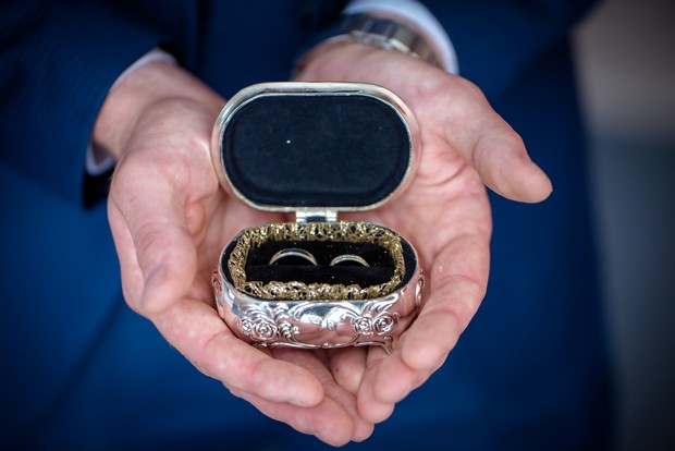 groom-holding-rings-ring-box