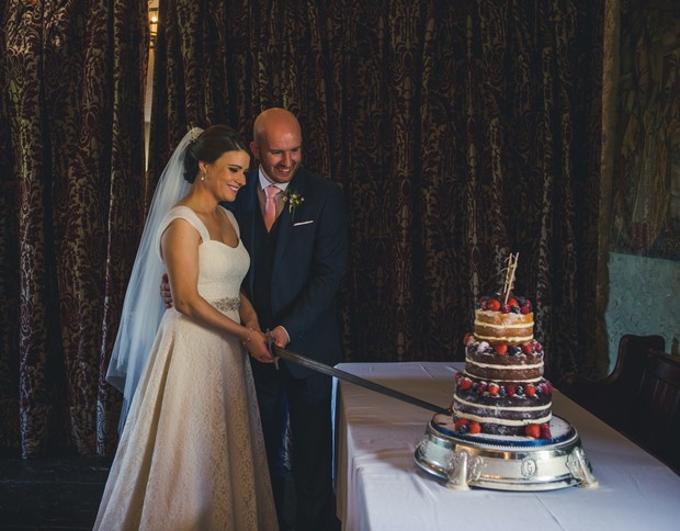 barberstown-castle-wedding-bride-and-groom-cutting-cake