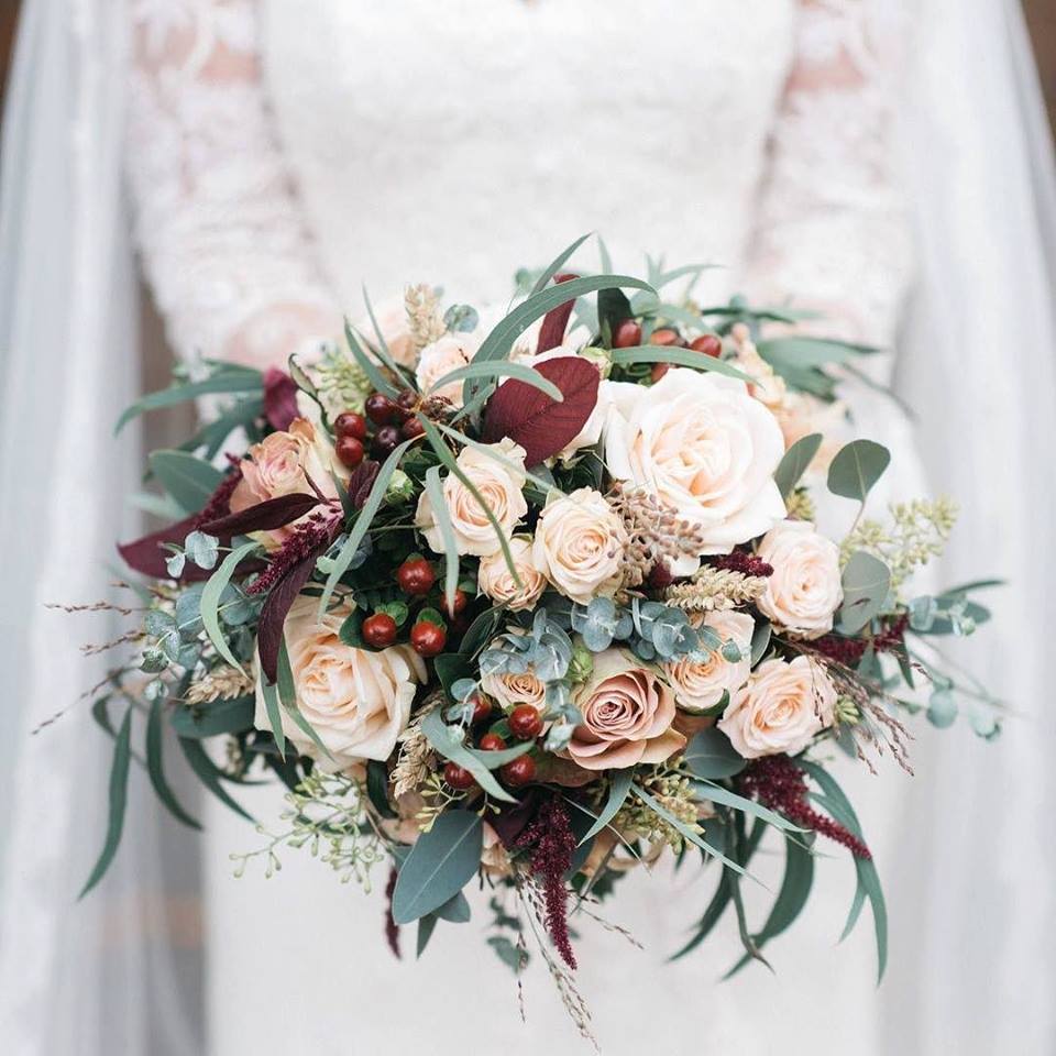 21 Ultra Unique Winter Wedding Bouquets