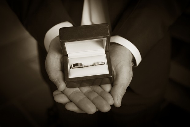 groom-holding-wedding-rings