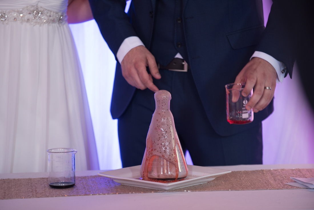 14-Science-Themed-Wedding-Ceremony-Sand-Beaker-Flask-weddingsonline (2)