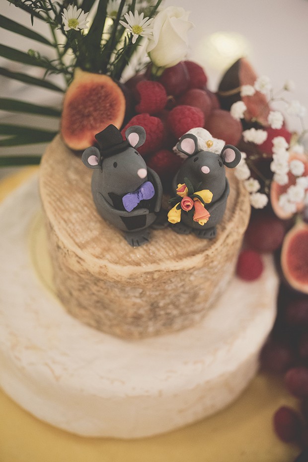 28-Wedding-cheese-wheel-cake-unusual-topper-mice-weddingsonline