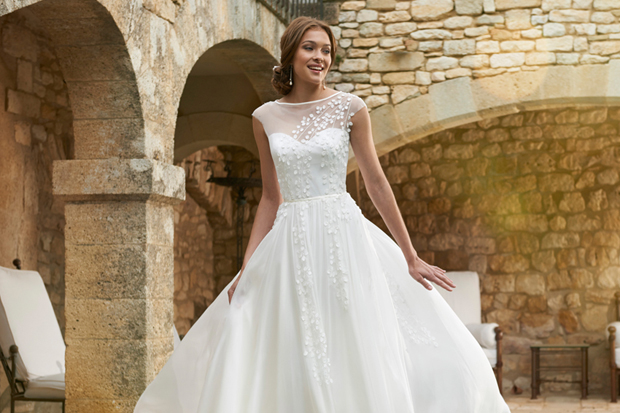 20 Dreamy Destination Wedding Dresses Weddingsonline If You Re Lucky Enough To Be Jetting Off For Some Sun And Sea Your Wedding Abroad Might Wondering What On The Dress Front