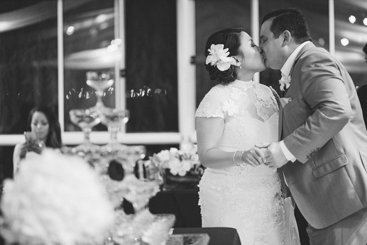 37-intimate-St-Kilda-outdoor-wedding-kiss
